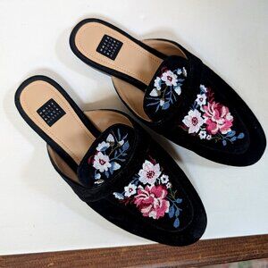 NWOT White House Black Market Embroidered Slides